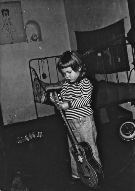 Donny O'Leary die de gitaar sloopt die hij van zijn buurjongetje Rory Gallagher mocht lenen. Nooit meer goed gekomen tussen die twee.